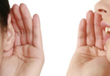 El valor probatorio de las grabaciones de conversaciones privadas Imagen de alguien hablando y alguien escuchando