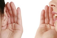 El valor probatorio de las grabaciones de conversaciones privadas Imagen de alguien hablando y alguien escuchando