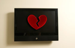 María Jiménez no vulneró el derecho al honor de Pepe Sancho con el ‘Calla, canalla’ Un corazon incrustado en un televisor.