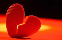 Se retrasó la adopción de una niña debido a la condición de homosexuales de las adoptantes Un corazón roto.