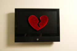Un corazon incrustado en un televisor.