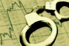 El delito de corrupción privada Unas esposas sobre una hoja con datos