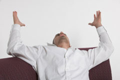 “Ir a concurso no es una desgracia” Una persona lamentándose sentada en un sofá.