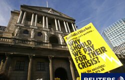 La quiebra de Lehman Brothers arrastra a los bancos españoles Unos manifestantes quejándose de la crisis.