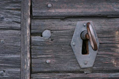 Spam: represión también por competencia desleal Un candado dentro de un archivador.