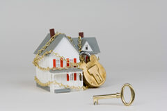 Agilización procesal en el procedimiento de desahucio Una casita con un candando