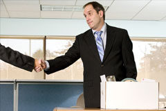 Principales cambios tras el verano: despidos objetivos, ERES de extinción, prestaciones por desempleo y subsidios Un desempleado dando la mano a su compañero