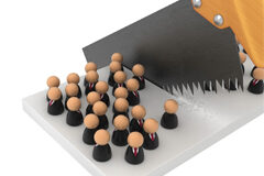 Los despidos colectivos en el ámbito de las Administraciones Públicas Con un serrucho cortando una tabla por la mitad donde se quedan en cada lado un grupo de muñequitos