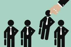 El convenio nº 158 de la organización internacional del trabajo y el despido disciplinario Una mano cogiendo un muñequito de un grupo de ellos