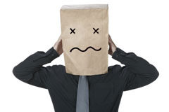 Despido procedente por aprovechar las horas sindicales para trabajar en su propio negocio Una persona con una bolsa de papel en la cabeza