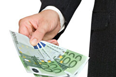 Los Bancos y su responsabilidad en los desastres sobre plano V Una persona mostrando unos billetes de 100 euros