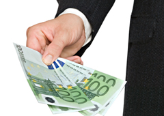 Una persona mostrando unos billetes de 100 euros
