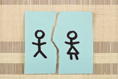 Cuando los abuelos se convierten en ‘los padres’ Un dibujo de dos muñecos roto