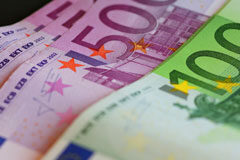 ¿Es ampliable la ejecución de deudas de comunidades de propietarios por el impago de nuevas cuotas? Billetes de euros