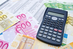 Audiencia al avalista en la incautación de garantías al contratista Euros, calculadora y documento