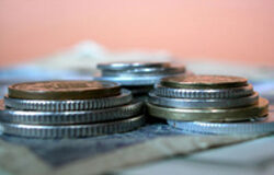 La moratoria de deuda crediticia por COVID-19, una medida de mínimos Sobre billetes monedas apiladas