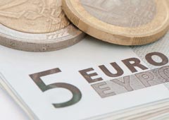 Un billete de cinco euros y dos monedas de euro