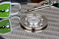 La AEPD no es competente para examinar el cumplimiento de derechos ARCO regulados por otras leyes Un disco con un candado verde