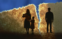 El llamado síndrome de alienación parental (SAP) ¿verdad o mito? Figuras de una madre con dos hijos y de un padre delante de un papel que se rompe