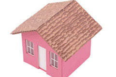 El derecho a la vivienda acordado en sentencia de separación o divorcio no tiene carácter de derecho real Una casita rosa.