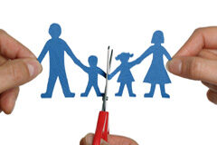 Las medidas previas o “provisionalísimas” de los procesos matrimoniales Tijera cortando un recortable de una familia