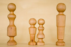 ¿Qué es el plan de parentalidad? Cuatro piezas de madera con formas de personas.