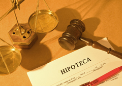 Un documento donde se ve el título de 'Hipoteca' con la balanza de la justicia