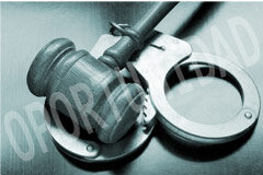 El nuevo artículo 324 LECRI: rapidez e impunidad Unas esposas, un mazo y la palabra 'oportunidad' de fondo y con poca opacidad