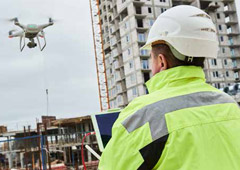 Una persona manejando un dron Una persona manejando un dron