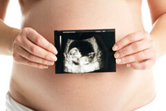 La gestación subrogada en España: situación actual e iniciativa legislativa popular (I) Una embarazada con una ecografía