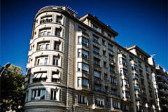 La crisis económica y la plusvalía municipal Edificios vistos desde la calle