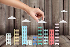 La solidaridad de responsabilidades en la Ley de Ordenación de la Edificación y su trascendencia en la prescriptibilidad de las acciones Dibujo de edificios de colores