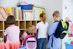 La educación de los menores no está al margen del sistema educativo Unos niños en un aula.