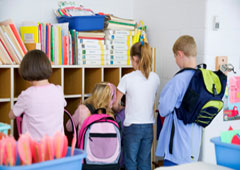 Unos niños en un aula. Unos niños en un aula.