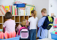 Unos niños en un aula.