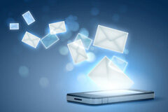 Consecuencias de anunciar tus productos o servicios mediante SPAM Sobres de correo entrando en un movil