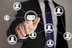 De los delitos contra la intimidad. Tipicidad. Una persona con el dedo sobre la imagen de un sobre