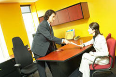 Conclusiones sobre la Ley 35/2010: ¿cómo queda el empresario tras la Reforma Laboral? Empresario entregando un contrato a una trabajadora