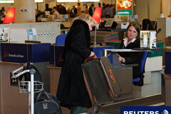 El equipaje está incluido en el precio del billete por Ley Una mujer facturando el equipaje