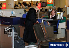 Una mujer facturando el equipaje