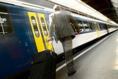 Seguridad social de trabajadores emigrantes retornados Persona con maleta en andén