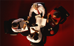 La nueva redacción del artículo 23 de la LOPJ y su engarce con el artículo 131 del Código Penal, tras las reformas operadas en 2009 y 2010 Un equipo de trabajo en una reunión.