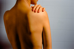 Una espaldad de una mujer desnuda.