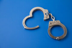 La alevosía y el concepto de vulnerabilidad de la víctima en la prisión permanente revisable Esposas