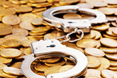 Una respuesta penal más severa para erradicar la delincuencia económica Esposas sobre monedas de euros