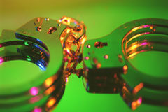 La Fiscalía ha hablado: la Circular sobre Responsabilidad penal de las personas jurídicas Unas esposas sobre un fondo verde.