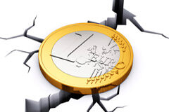 ¿Cómo ha afectado la crisis en los procesos de divorcio? Moneda de un euro sobre una grieta