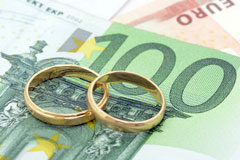 ¿Es posible reconocer la prestación de familiares a hija de pensionista quien se encuentra en situación de separación matrimonial de hecho? Unas alianza sobre billetes de euro