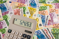 Tratamiento de los activos por impuesto diferido Billetes de euro y calculadora