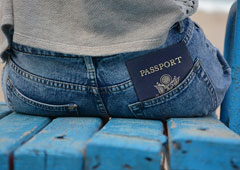 Persona sentada con un pasaporte en el bolsillo